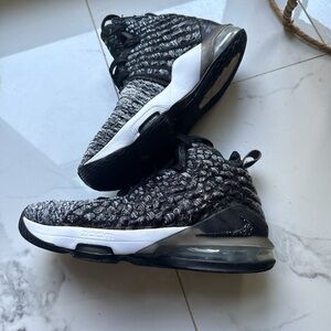 Nike Men's Black and Gray Athletic Shoes